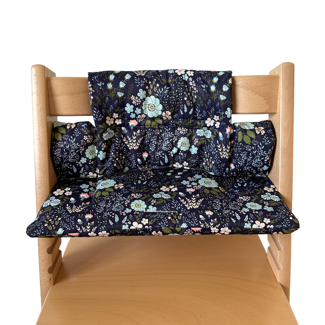 Kussenset voor Stokke Tripp Trapp met bloemenprint (blauw). Vooraanzicht van het kussen op de stoel zonder gebruik van de babyset.