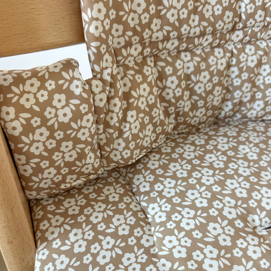 Kussenset voor Stokke Tripp Trapp met minimalistische bloemenprint (bruin, creme). Close up van het kussen op de stoel zonder gebruik van de babyset.