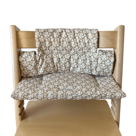 Kussenset voor Stokke Tripp Trapp met minimalistische bloemenprint (bruin, creme). Vooraanzicht van het kussen op de stoel zonder gebruik van de babyset.