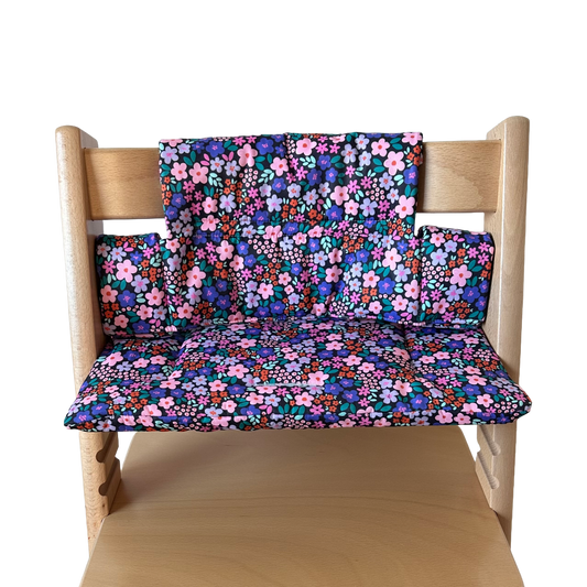 Kussenset voor Stokke Tripp Trapp met bloemenprint (paars, roze). Vooraanzicht van het kussen op de stoel zonder gebruik van de babyset.