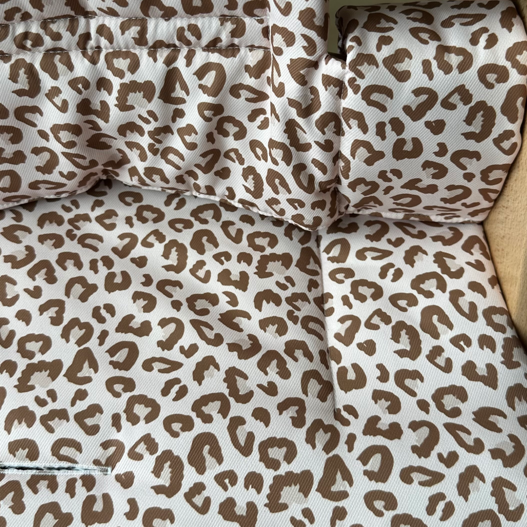 Kussenset voor Stokke Tripp Trapp met luipaardprint. Close up van het kussen op de stoel zonder gebruik van de babyset.