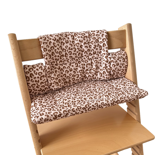 Kussenset voor Stokke Tripp Trapp met luipaardprint. Zijaanzicht van het kussen op de stoel zonder gebruik van de babyset.