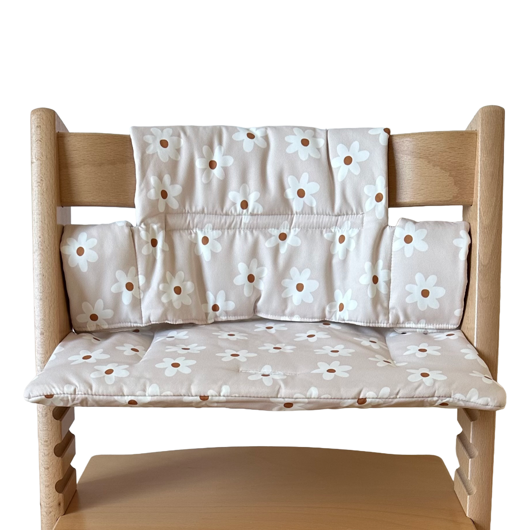Kussenset voor Stokke Tripp Trapp met print madeliefjes (wit). Vooraanzicht van het kussen op de stoel zonder gebruik van de babyset.