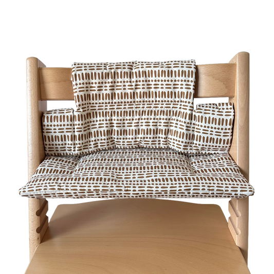 Kussenset voor Stokke Tripp Trapp met nordic grid patroon. Vooraanzicht van het kussen op de stoel zonder gebruik van de babyset.