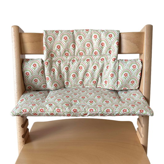Kussenset voor Stokke Tripp Trapp met retro bloemenprint. Vooraanzicht van het kussen op de stoel zonder gebruik van de babyset.