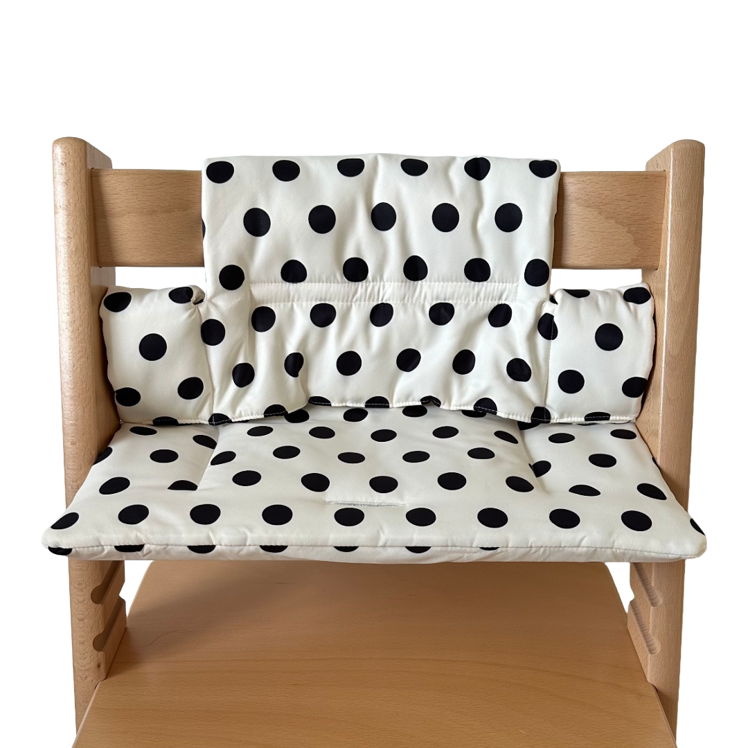 Kussenset voor Stokke Tripp Trapp met stippen (zwart, wit). Vooraanzicht van het kussen op de stoel zonder gebruik van de babyset.