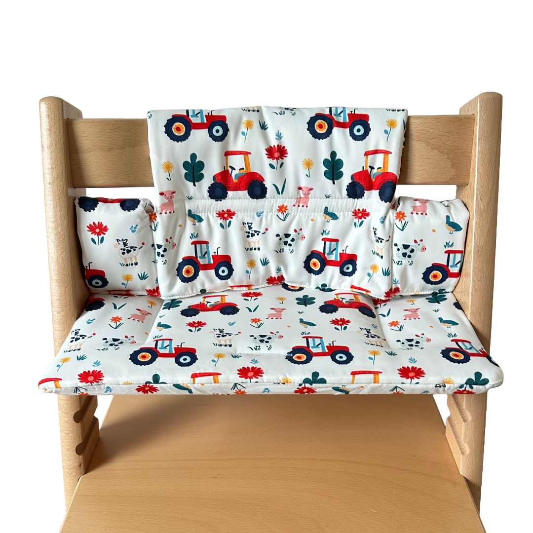 Kussenset voor Stokke Tripp Trapp met tractor print. Vooraanzicht van het kussen op de stoel zonder gebruik van de babyset.