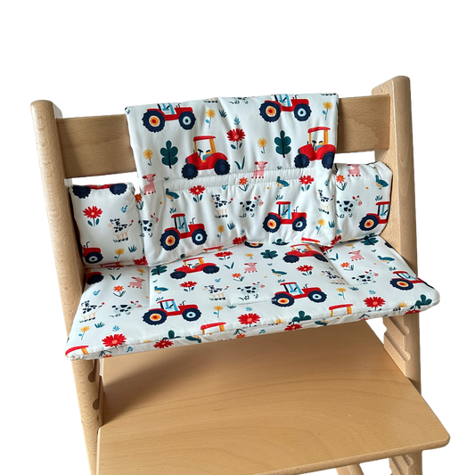 Kussenset voor Stokke Tripp Trapp met tractor print. Zijaanzicht van het kussen op de stoel zonder gebruik van de babyset.