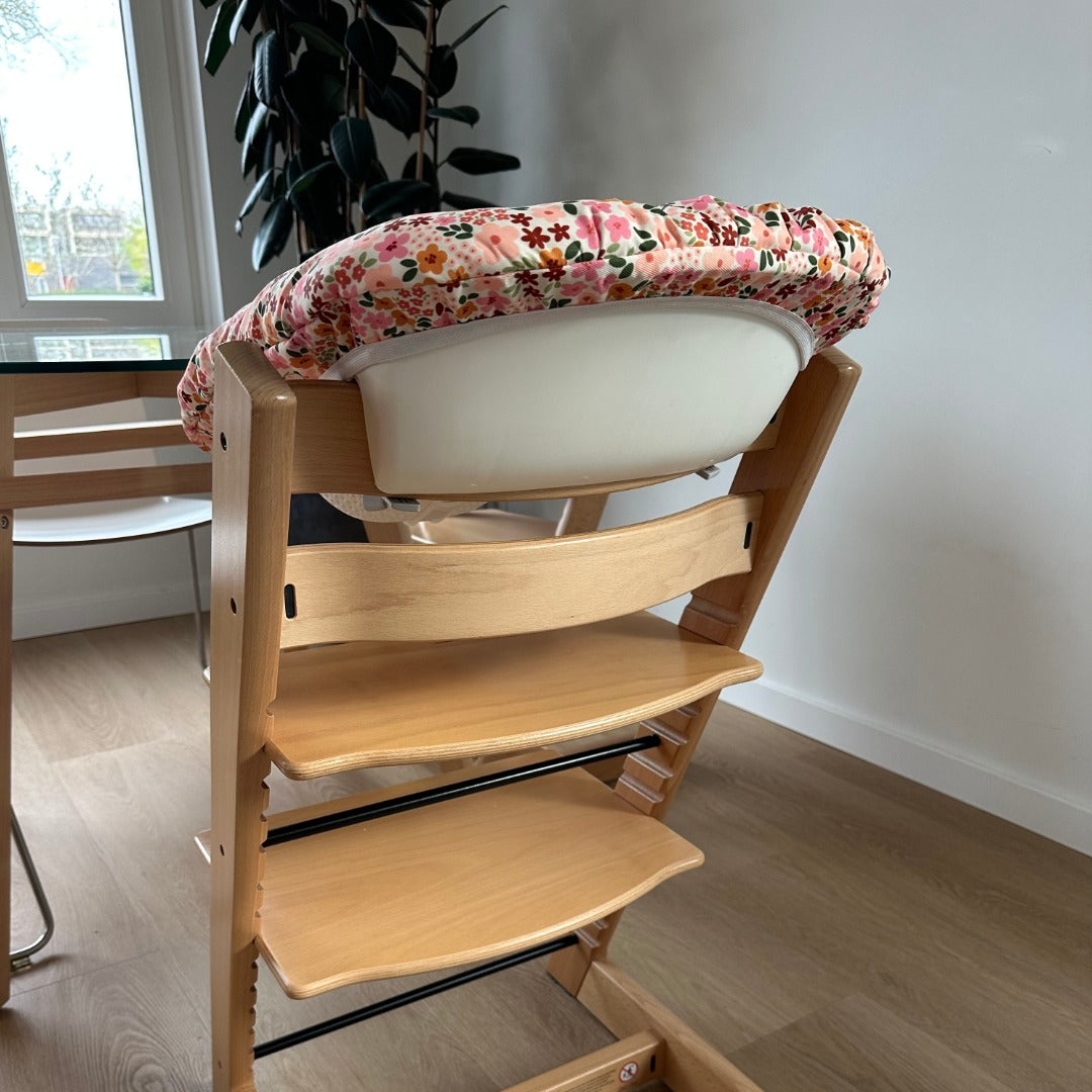 Newborn hoes voor de Stokke Tripp Trapp met bloesemfeest patroon. Achteraanzicht van de hoes op de newbornset.