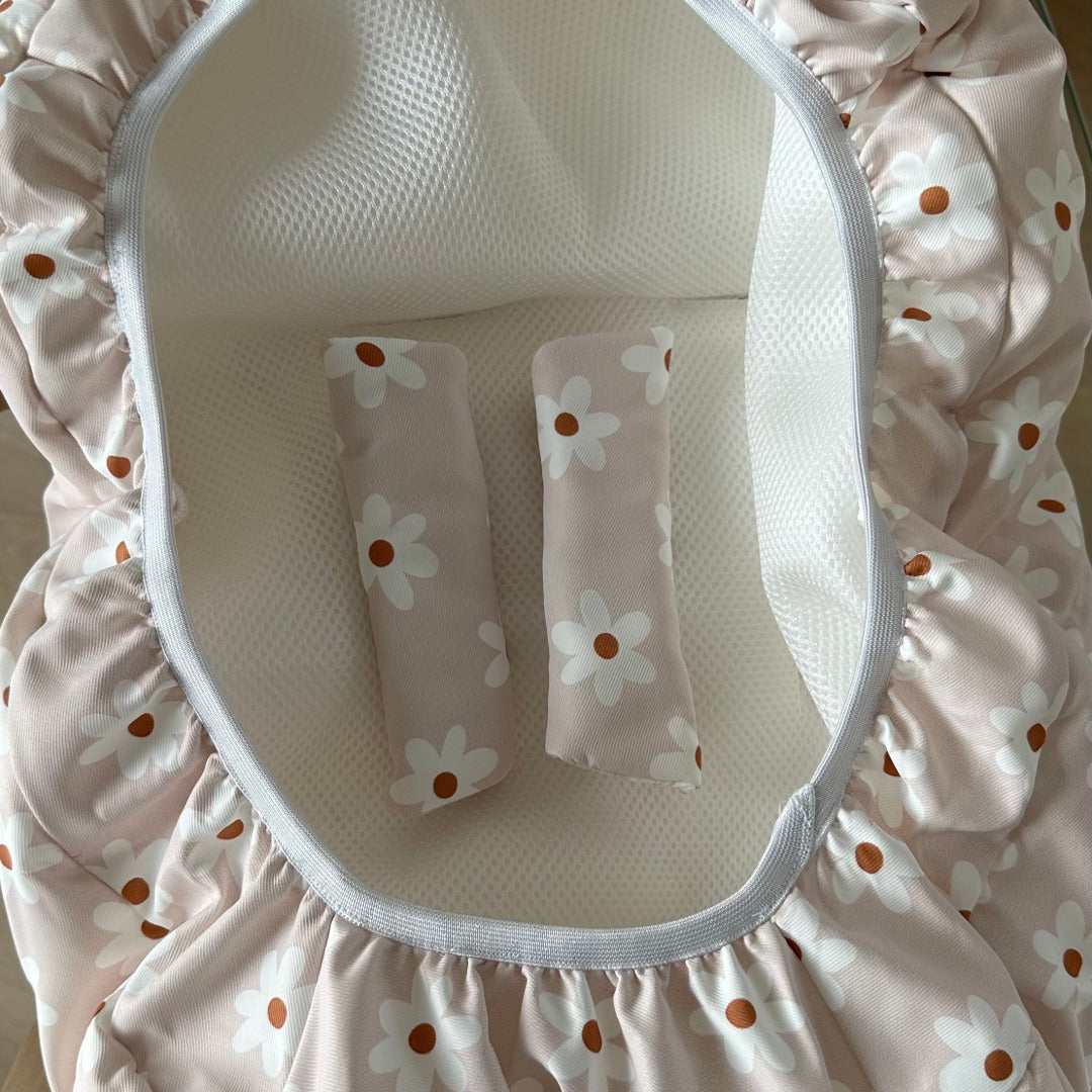Newborn hoes voor de Stokke Tripp Trapp met witte madeliefjes patroon. Close-up van de hoes op de newbornset.