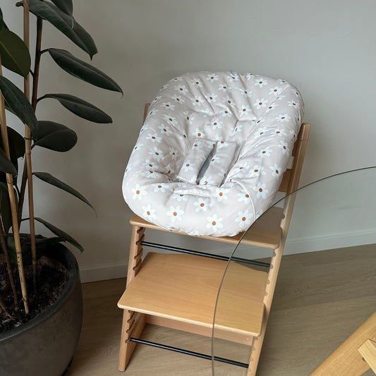Newborn hoes voor de Stokke Tripp Trapp met witte madeliefjes patroon. Vooraanzicht van de hoes op de newbornset.