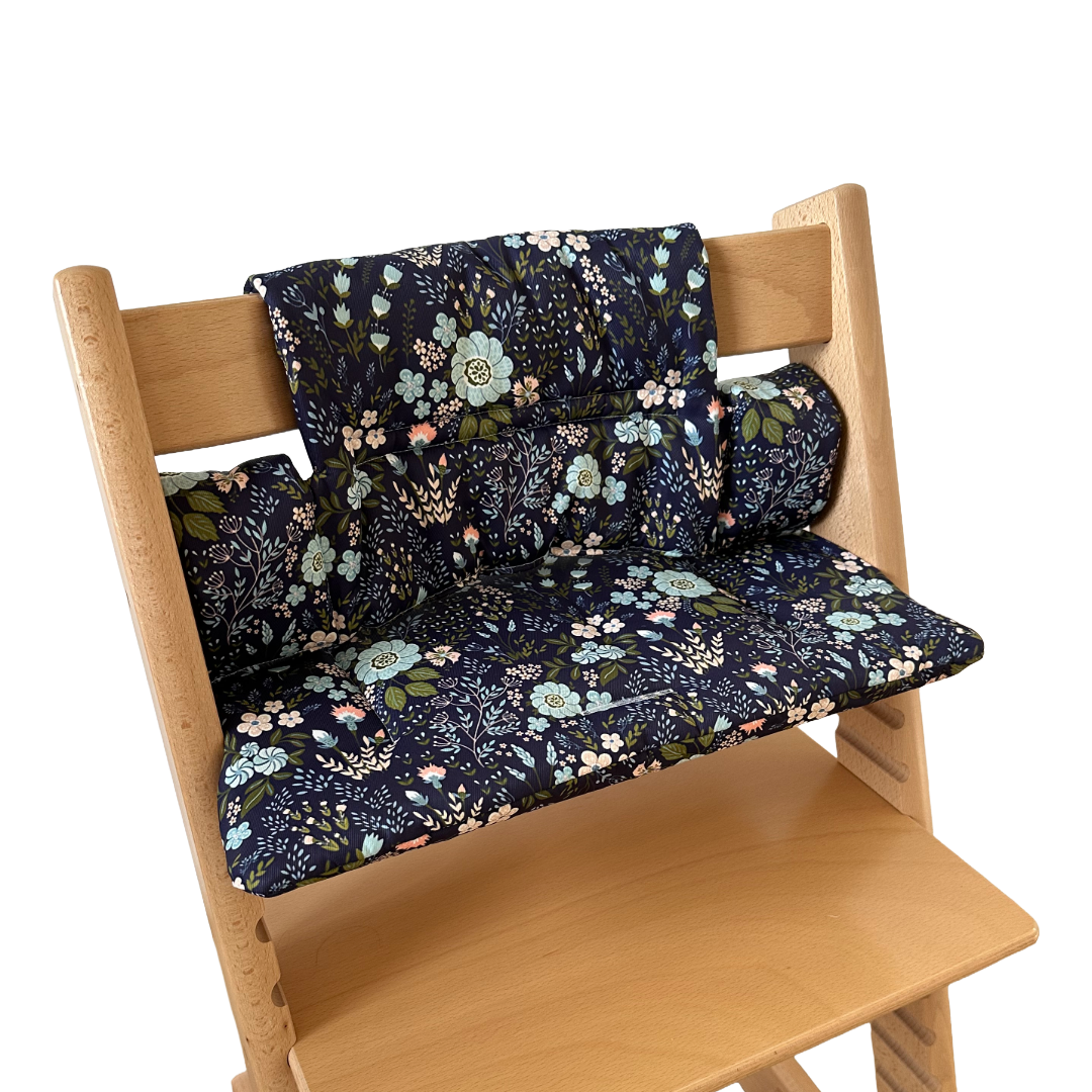 Kussenset voor Stokke Tripp Trapp met bloemenprint (blauw). Zijaanzicht van het kussen op de stoel zonder gebruik van de babyset.