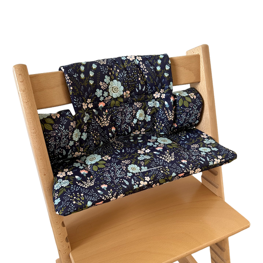 Kussenset voor Stokke Tripp Trapp met bloemenprint (blauw). Zijaanzicht van het kussen op de stoel zonder gebruik van de babyset.