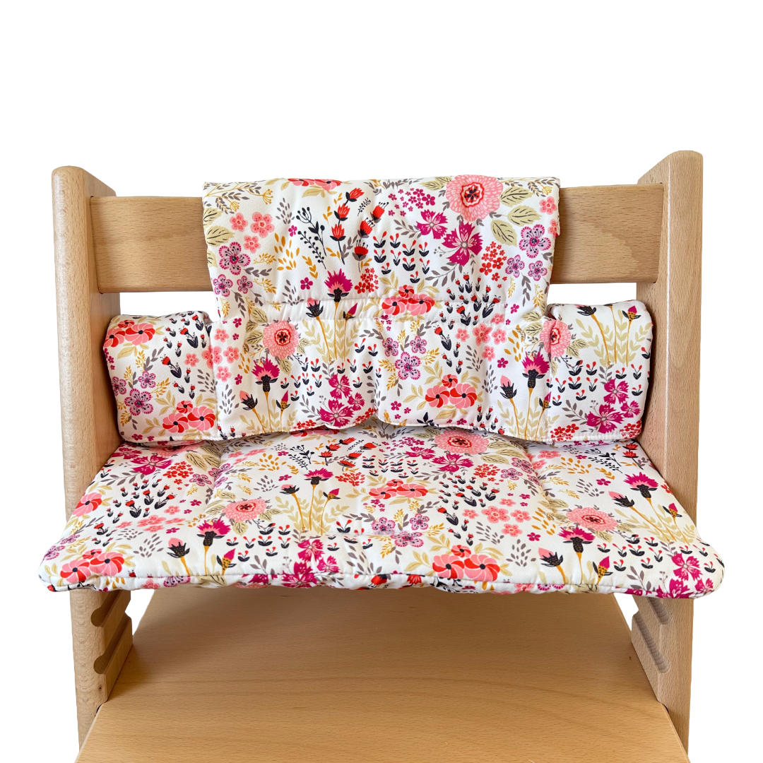 Kussenset voor Stokke Tripp Trapp met bloemenprint (roze). Vooraanzicht van het kussen op de stoel zonder gebruik van de babyset.