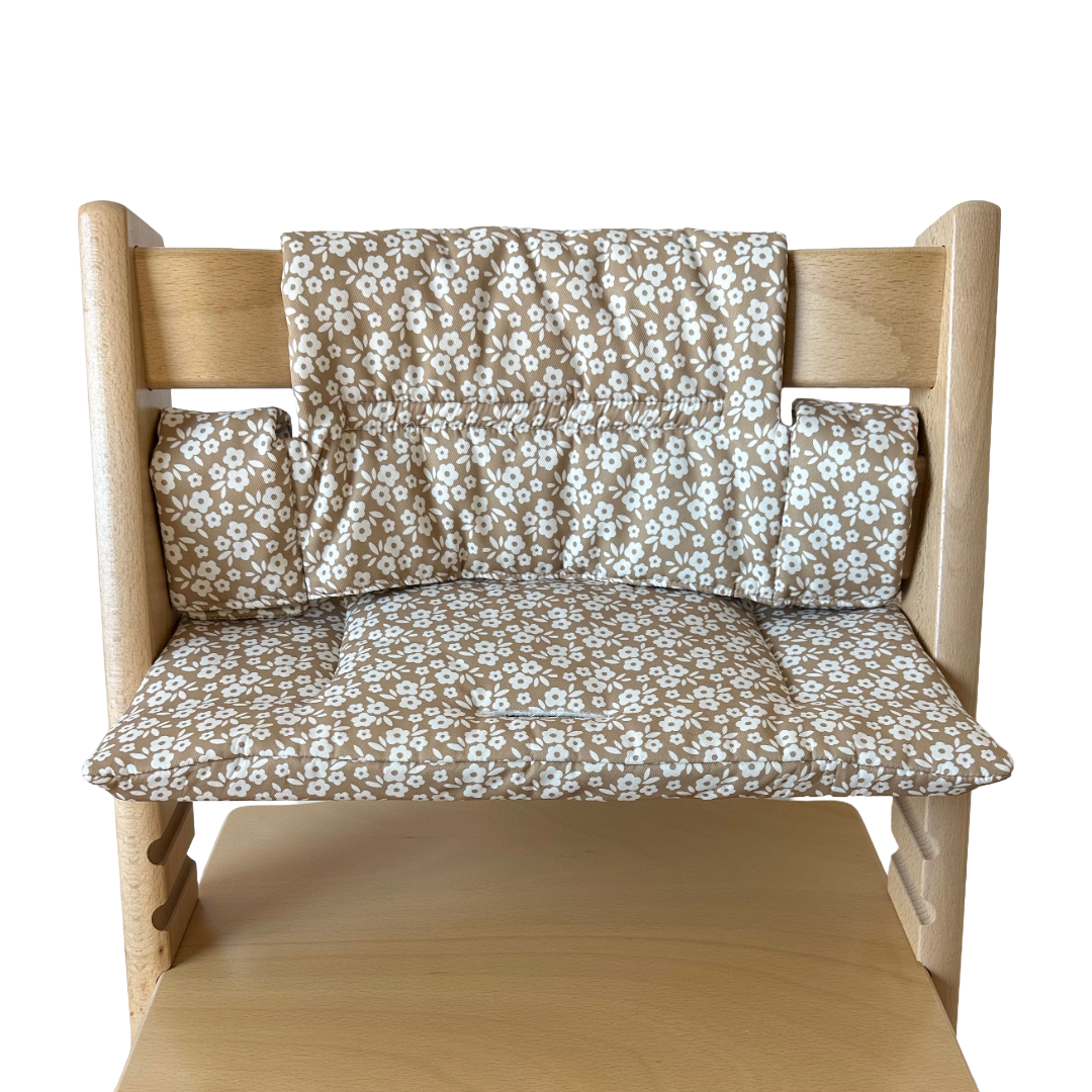 Kussenset voor Stokke Tripp Trapp met minimalistische bloemenprint (bruin, creme). Vooraanzicht van het kussen op de stoel zonder gebruik van de babyset.