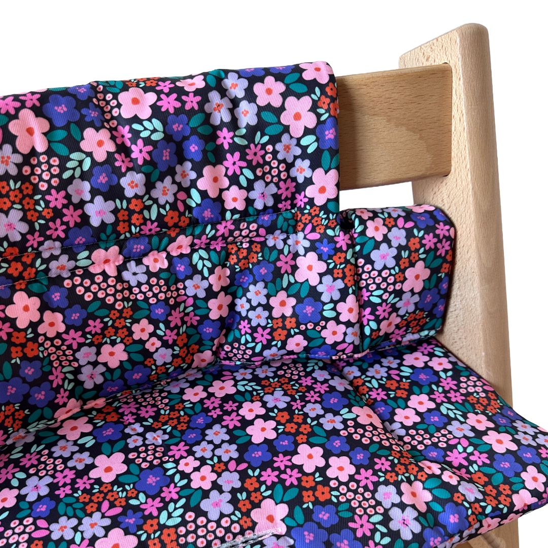 Kussenset voor Stokke Tripp Trapp met bloemenprint (paars, roze). Close up van het kussen op de stoel zonder gebruik van de babyset.