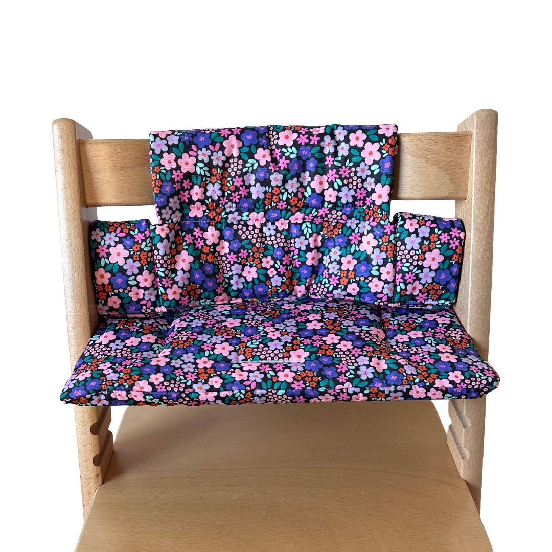 Kussenset voor Stokke Tripp Trapp met bloemenprint (paars, roze). Vooraanzicht van het kussen op de stoel zonder gebruik van de babyset.