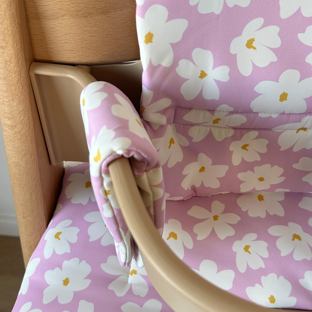 Kussenset voor Stokke Tripp Trapp met bloemenprint (roze, wit). Close up van het kussen op de stoel met gebruik van de babyset.