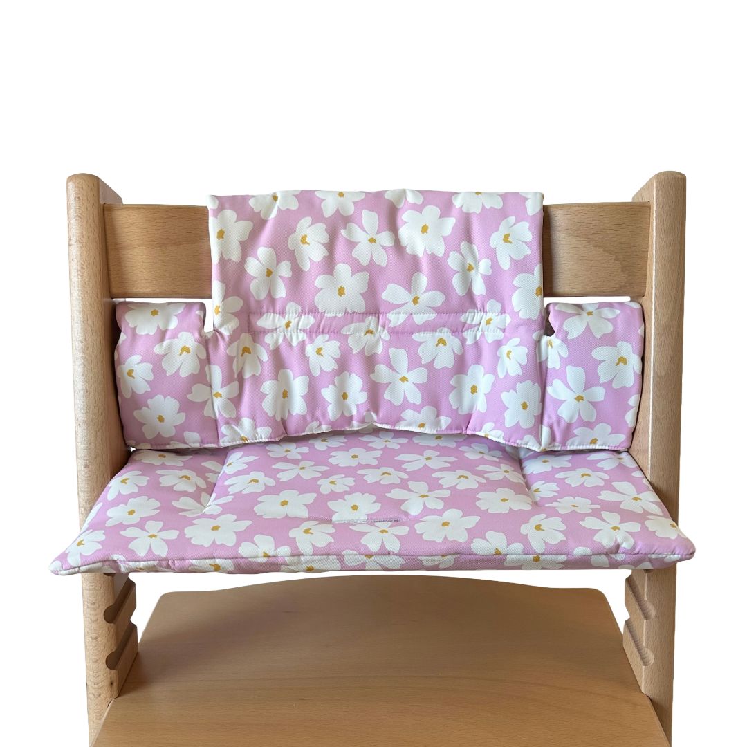 Kussenset voor Stokke Tripp Trapp met bloemenprint (roze, wit). Vooraanzicht van het kussen op de stoel zonder gebruik van de babyset.