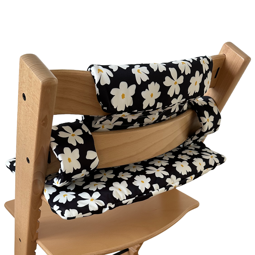 Kussenset voor Stokke Tripp Trapp met bloemenprint (zwart, wit). Achterkant van het kussen op de stoel zonder gebruik van de babyset.