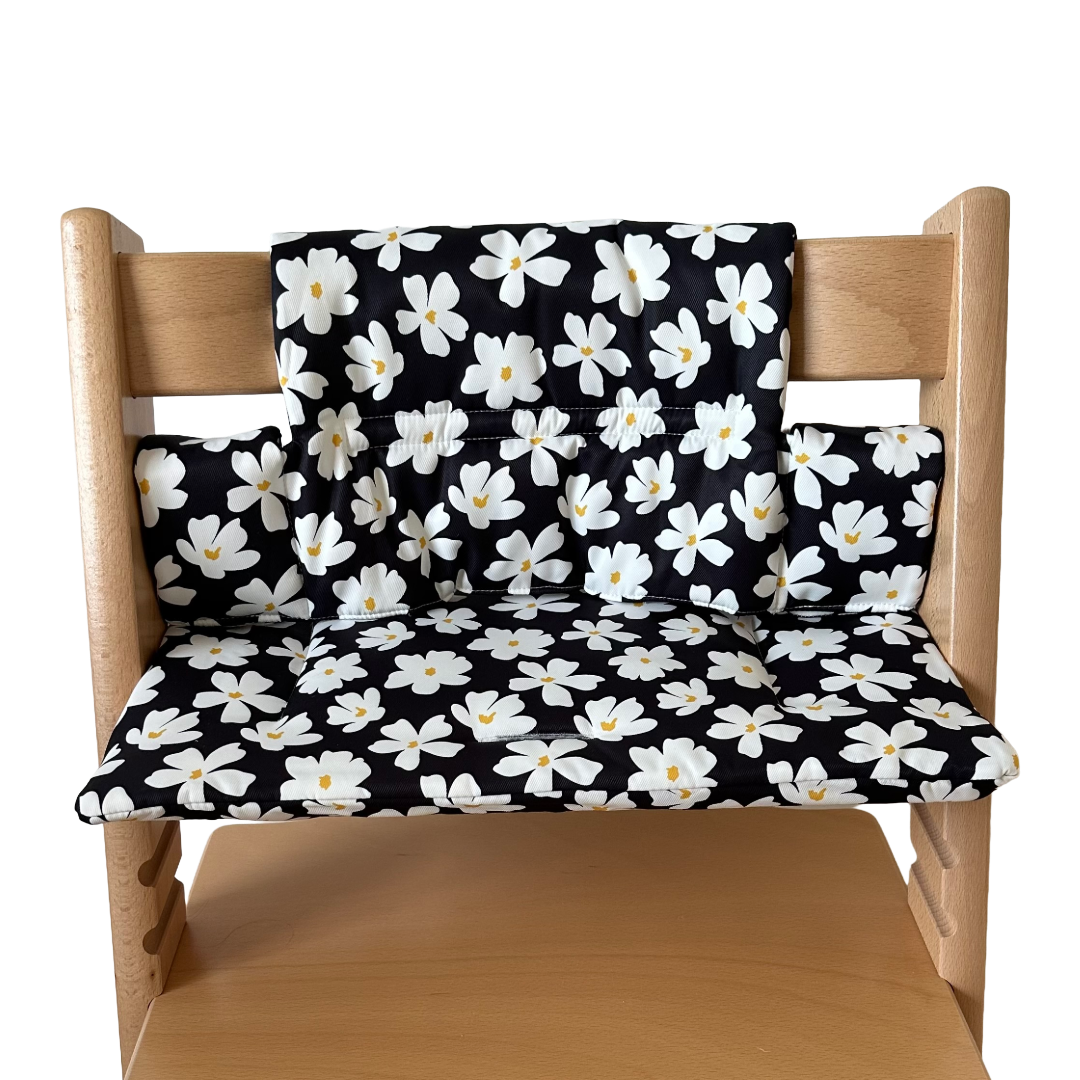 Kussenset voor Stokke Tripp Trapp met bloemenprint (zwart, wit). Vooraanzicht van het kussen op de stoel zonder gebruik van de babyset.
