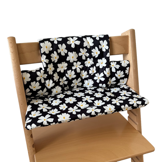 Kussenset voor Stokke Tripp Trapp met bloemenprint (zwart, wit). Zijaanzicht van het kussen op de stoel zonder gebruik van de babyset.