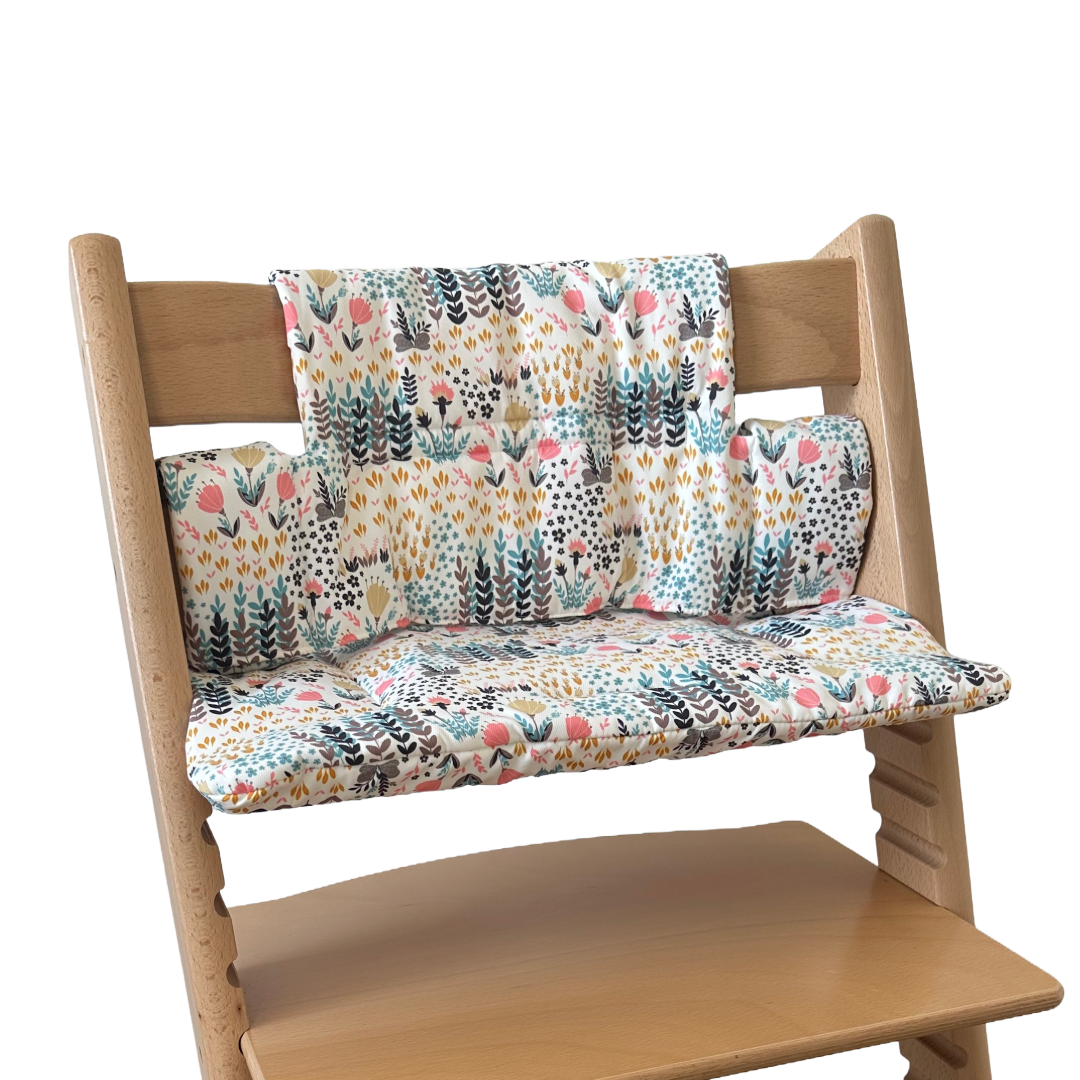 Kussenset voor Stokke Tripp Trapp met print bloemenweide (blauw). Zijaanzicht van het kussen op de stoel zonder gebruik van de babyset.