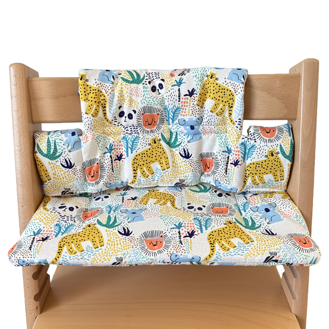 Kussenset voor Stokke Tripp Trapp met dierenprint (koala, panda, leeuw, tijger). Vooraanzicht van het kussen op de stoel zonder gebruik van de babyset.