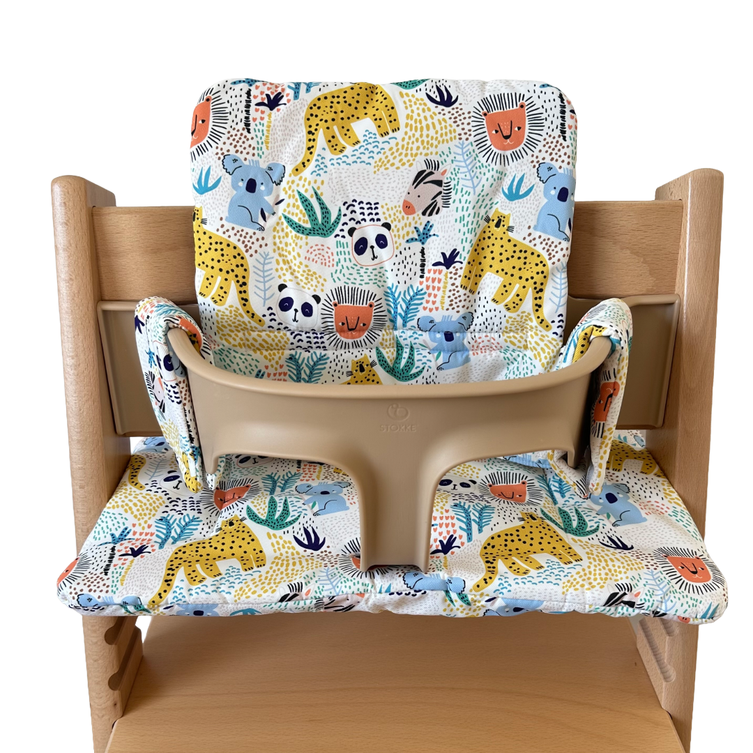 Kussenset voor Stokke Tripp Trapp met dierenprint (koala, panda, leeuw, tijger). Vooraanzicht van het kussen op de stoel met gebruik van de babyset.
