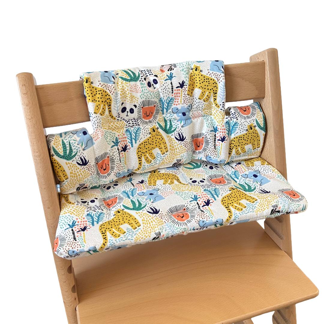 Kussenset voor Stokke Tripp Trapp met dierenprint (koala, panda, leeuw, tijger). Zijaanzicht van het kussen op de stoel zonder gebruik van de babyset.