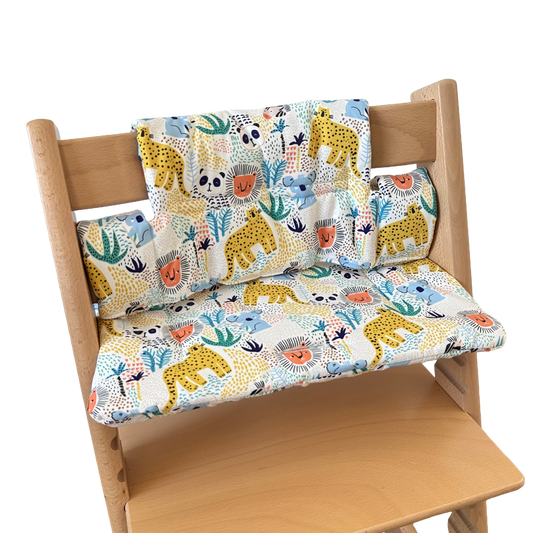 Kussenset voor Stokke Tripp Trapp met dierenprint (koala, panda, leeuw, tijger). Zijaanzicht van het kussen op de stoel zonder gebruik van de babyset.