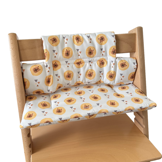 Kussenset voor Stokke Tripp Trapp met leeuwen print. Zijaanzicht van het kussen op de stoel zonder gebruik van de babyset.