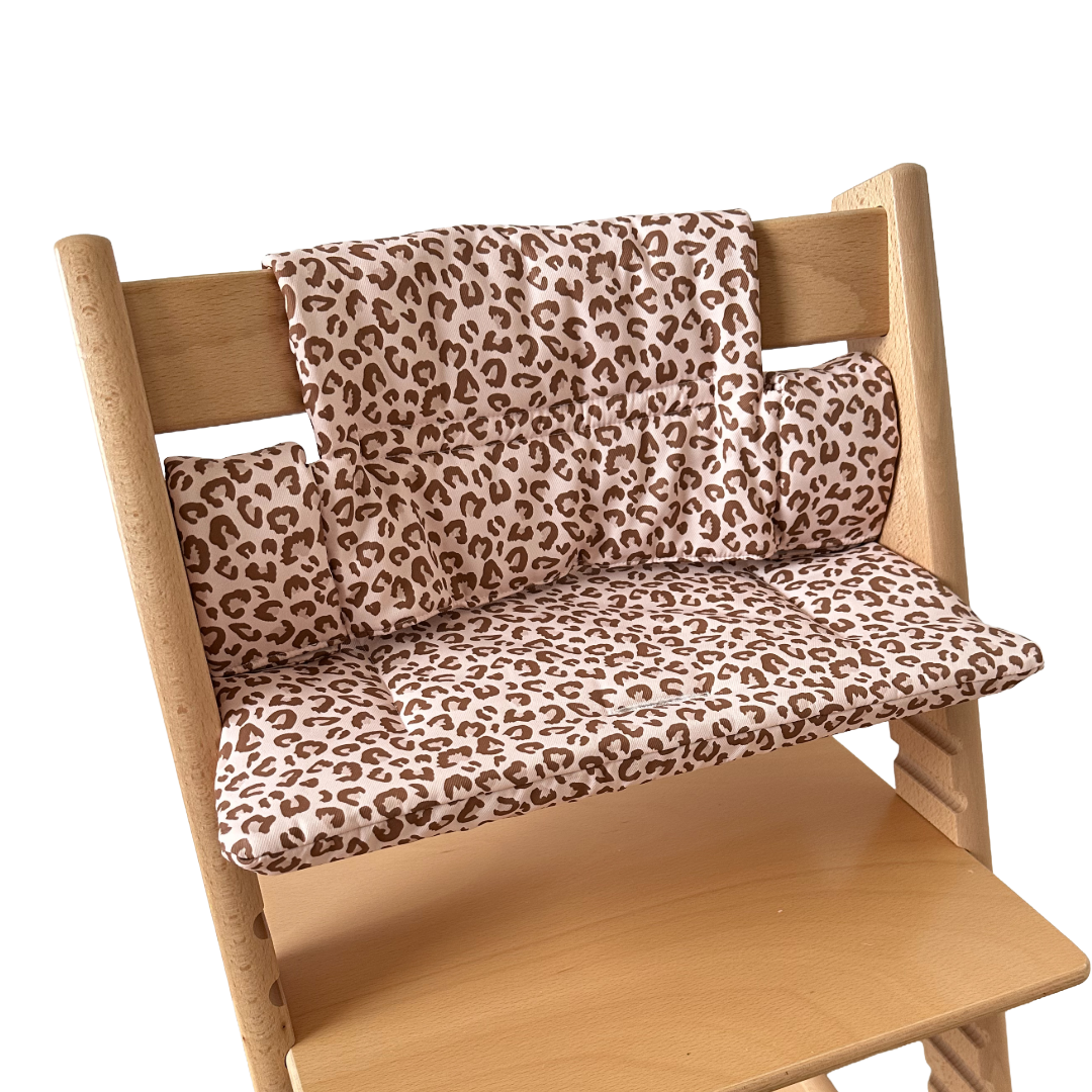 Kussenset voor Stokke Tripp Trapp met luipaardprint. Zijaanzicht van het kussen op de stoel zonder gebruik van de babyset.
