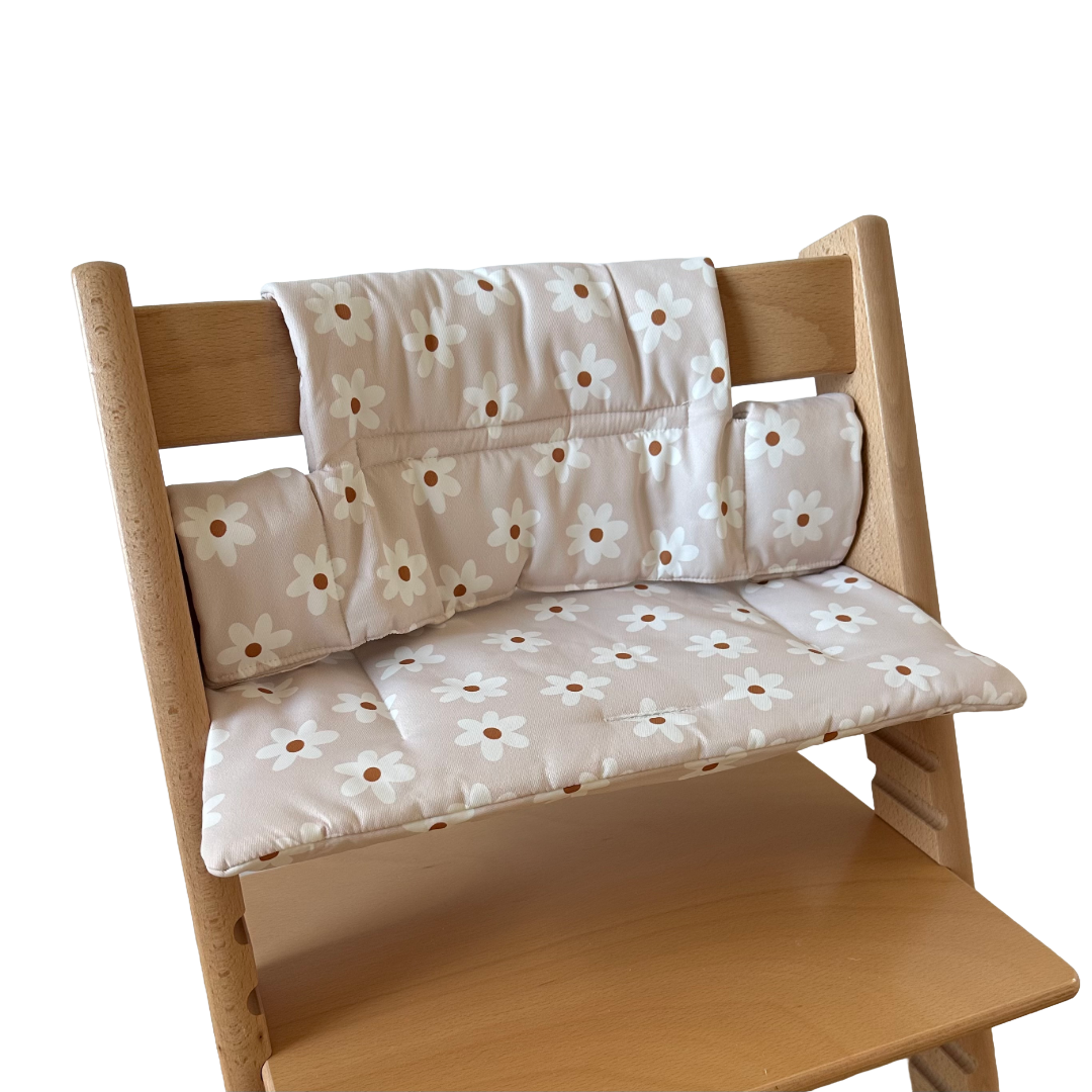 Kussenset voor Stokke Tripp Trapp met print madeliefjes (wit). Zijaanzicht van het kussen op de stoel zonder gebruik van de babyset.