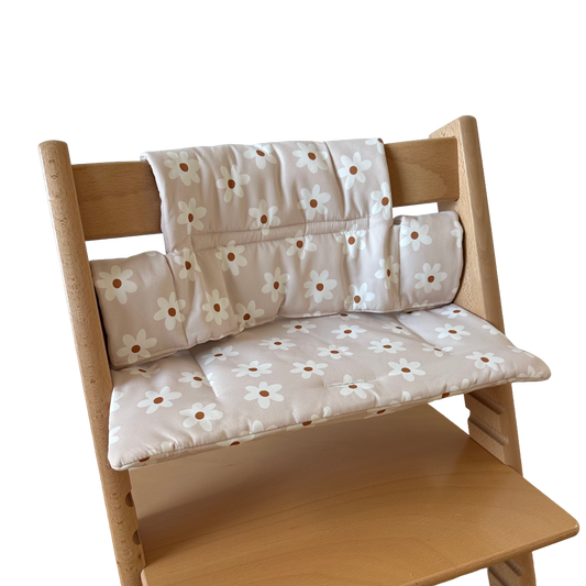 Kussenset voor Stokke Tripp Trapp met print madeliefjes (wit). Zijaanzicht van het kussen op de stoel zonder gebruik van de babyset.