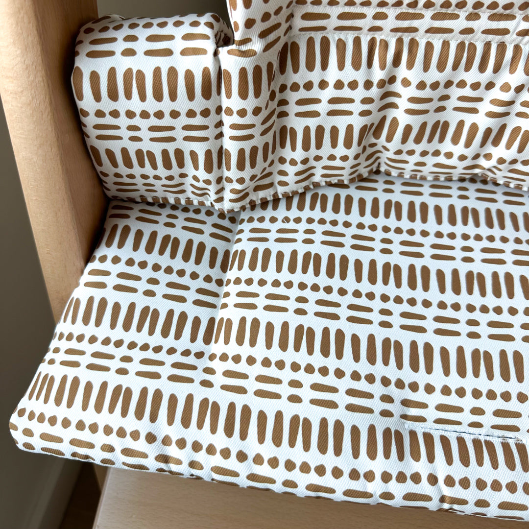 Kussenset voor Stokke Tripp Trapp met nordic grid patroon. Close up van het kussen op de stoel zonder gebruik van de babyset.