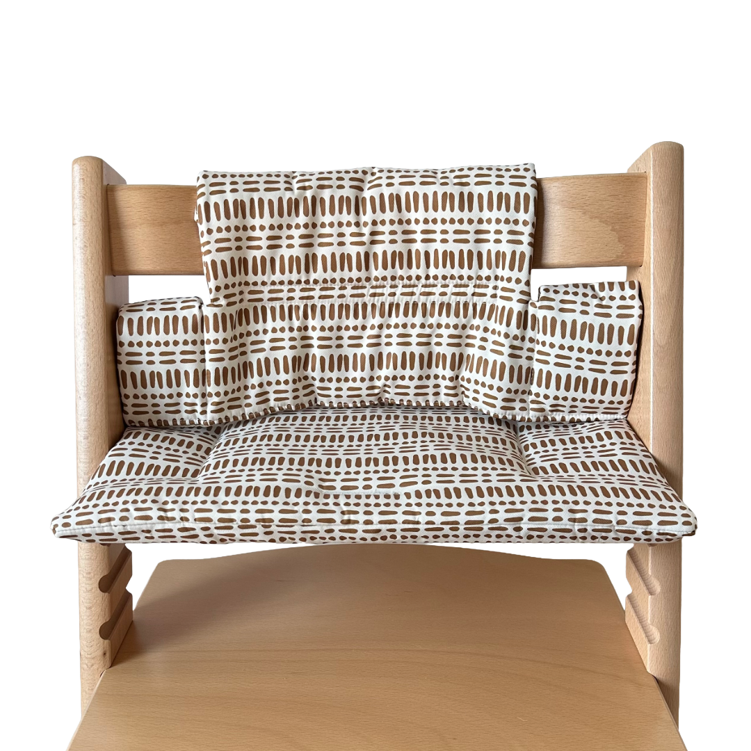 Kussenset voor Stokke Tripp Trapp met nordic grid patroon. Vooraanzicht van het kussen op de stoel zonder gebruik van de babyset.