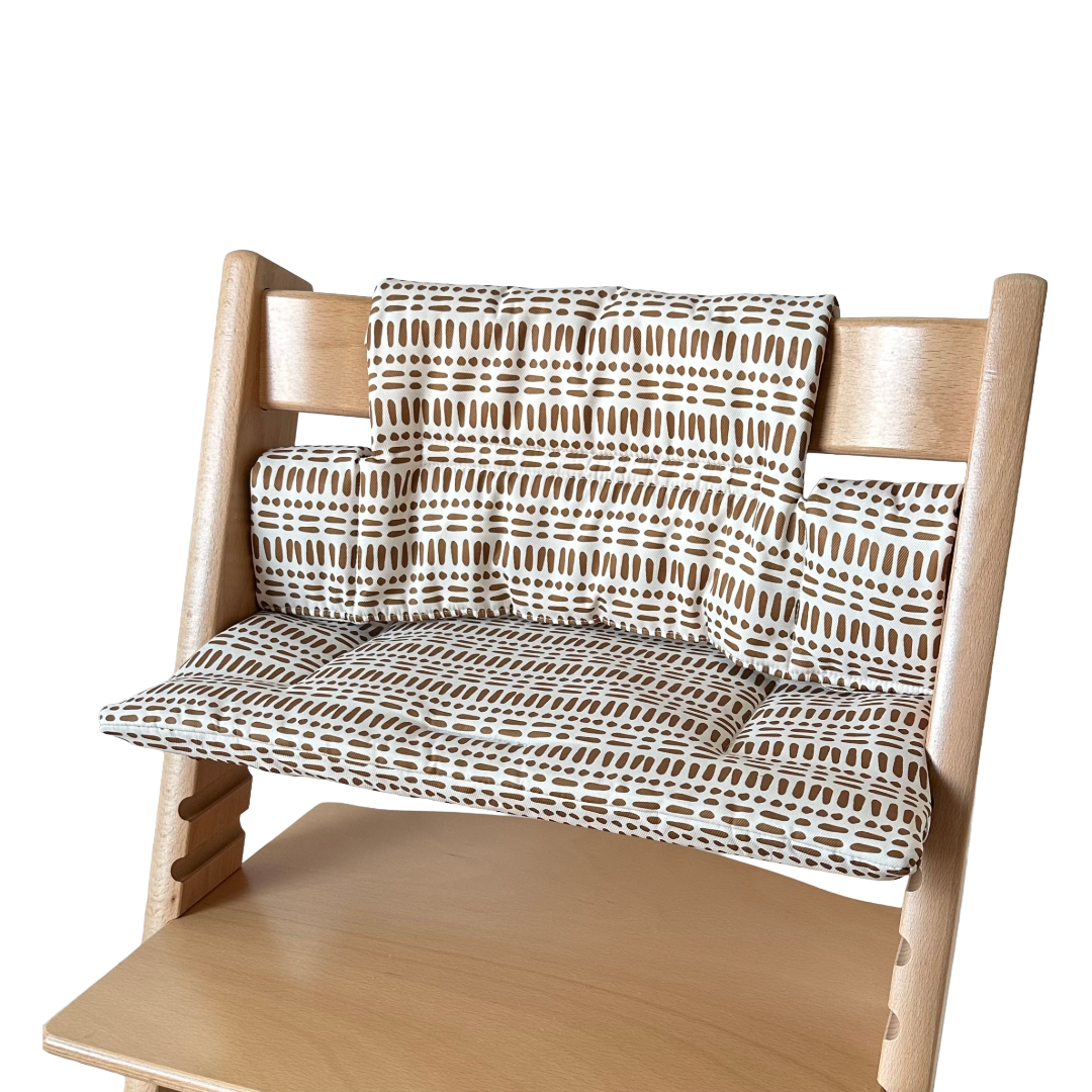 Kussenset voor Stokke Tripp Trapp met nordic grid patroon. Zijaanzicht van het kussen op de stoel zonder gebruik van de babyset.