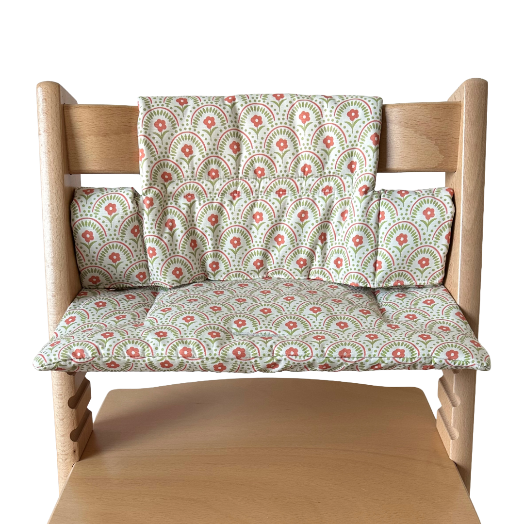 Kussenset voor Stokke Tripp Trapp met retro bloemenprint. Vooraanzicht van het kussen op de stoel zonder gebruik van de babyset.