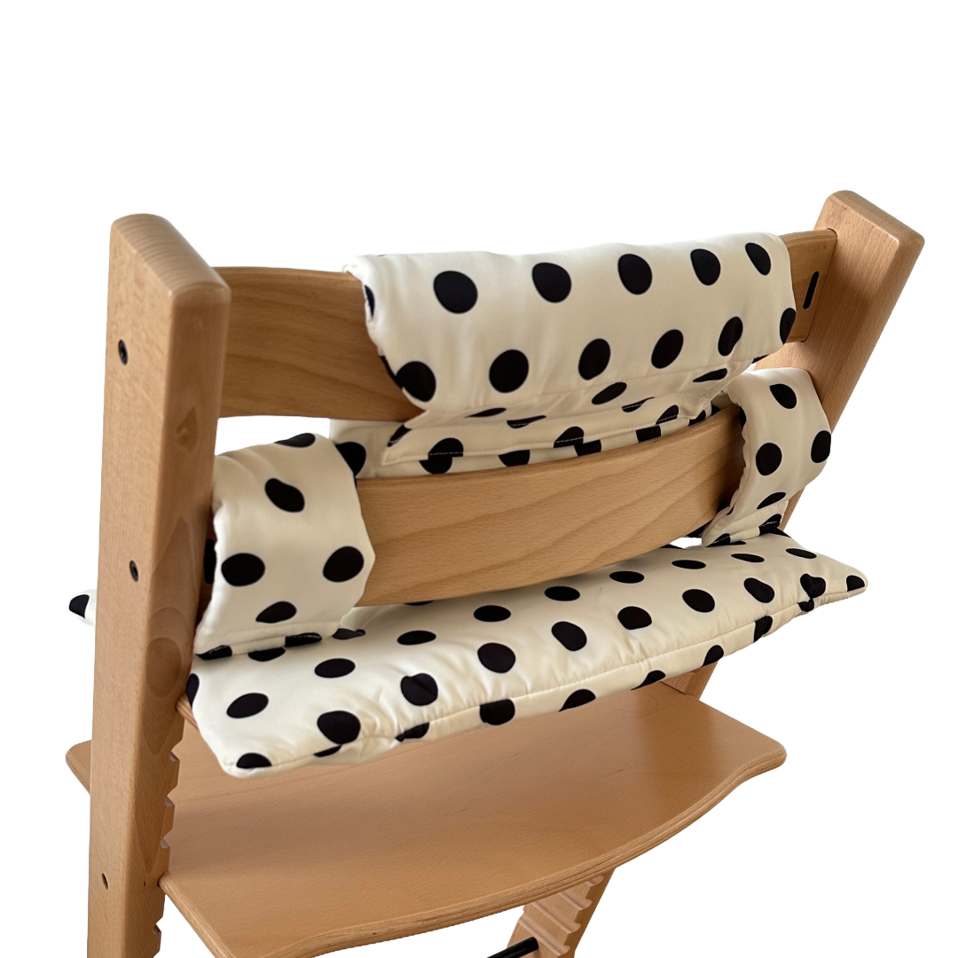 Kussenset voor Stokke Tripp Trapp met stippen (zwart, wit). Achterkant van het kussen op de stoel zonder gebruik van de babyset.