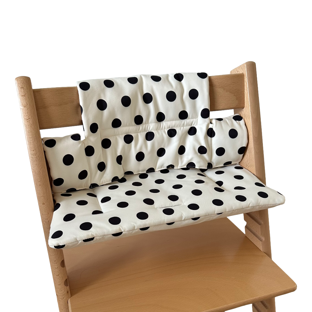 Kussenset voor Stokke Tripp Trapp met stippen (zwart, wit). Zijaanzicht van het kussen op de stoel zonder gebruik van de babyset.