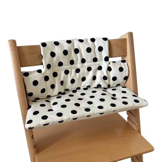 Kussenset voor Stokke Tripp Trapp met stippen (zwart, wit). Zijaanzicht van het kussen op de stoel zonder gebruik van de babyset.