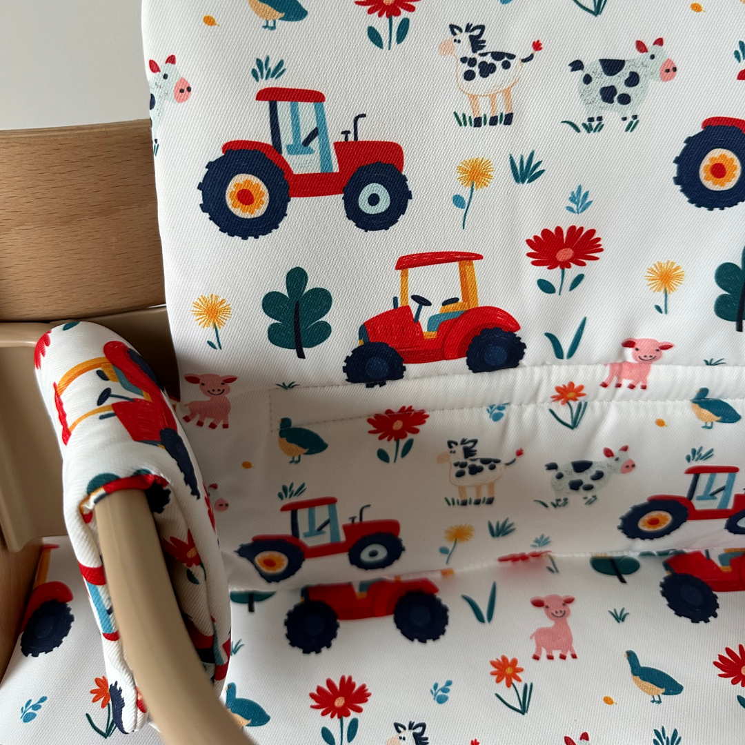 Kussenset voor Stokke Tripp Trapp met tractor print. Close up van het kussen op de stoel met gebruik van de babyset.