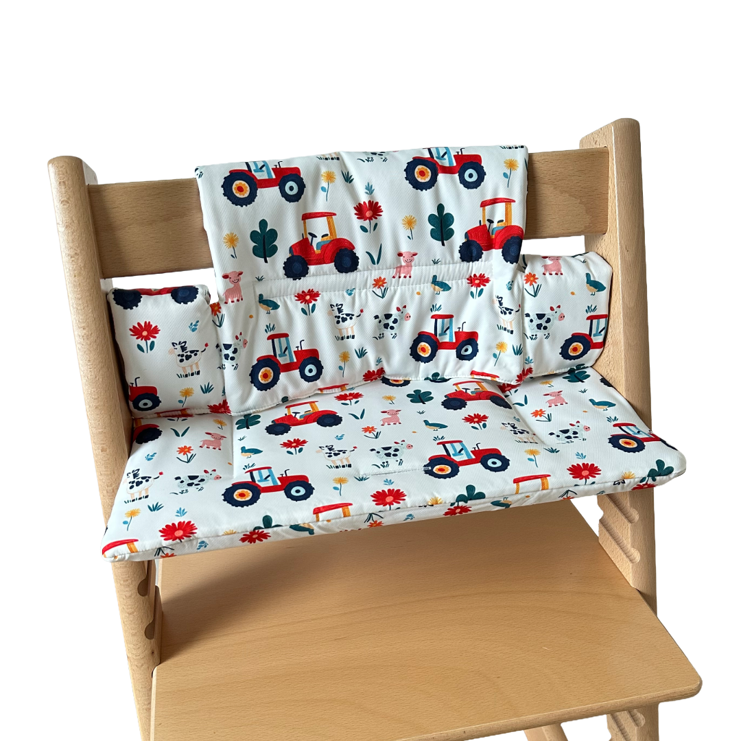 Kussenset voor Stokke Tripp Trapp met tractor print. Zijaanzicht van het kussen op de stoel zonder gebruik van de babyset.