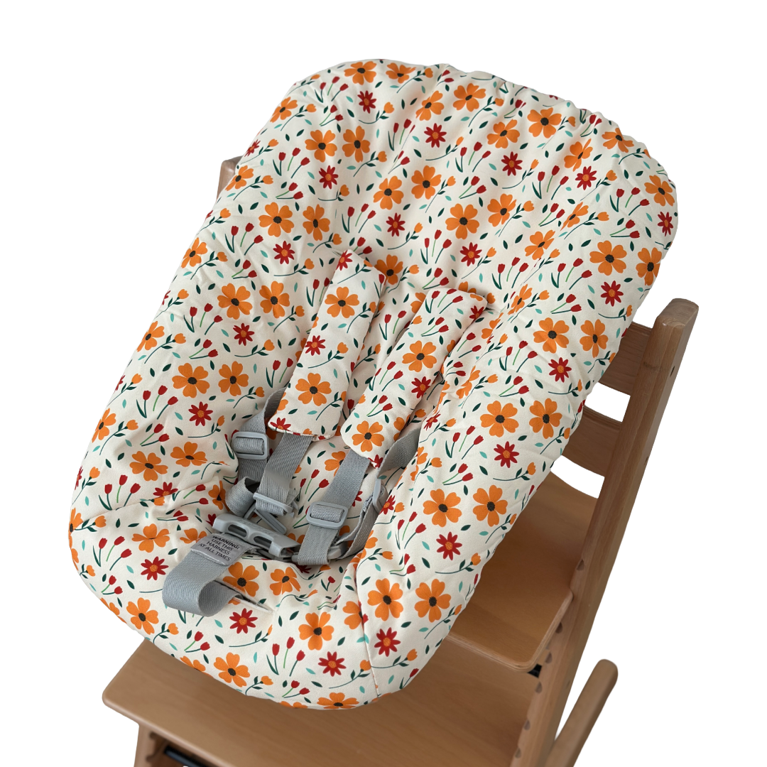 Botergele newborn hoes voor de Stokke Tripp Trapp newborn set met oranje en rode bloemenprint.