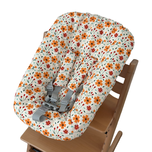 Botergele newborn hoes voor de Stokke Tripp Trapp newborn set met oranje en rode bloemenprint.