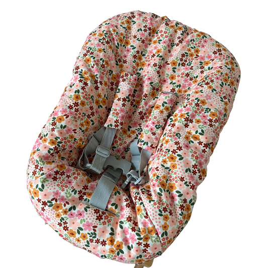 Newborn hoes voor de Stokke Tripp Trapp met bloesemfeest patroon. Bovenaanzicht van de hoes op de newbornset.