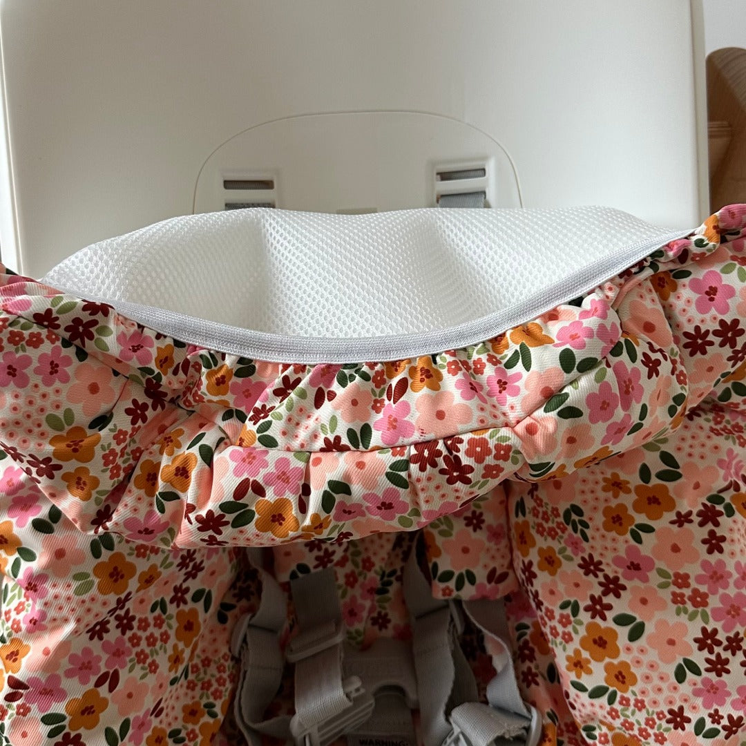 Newborn hoes voor de Stokke Tripp Trapp met bloesemfeest patroon. Close-up van de hoes op de newbornset.