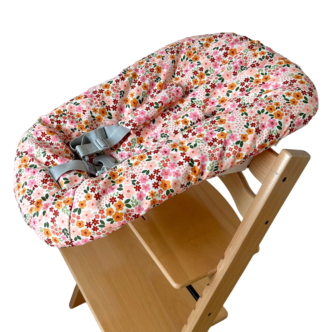 Newborn hoes voor de Stokke Tripp Trapp met bloesemfeest patroon. Zijaanzicht van de hoes op de newbornset.
