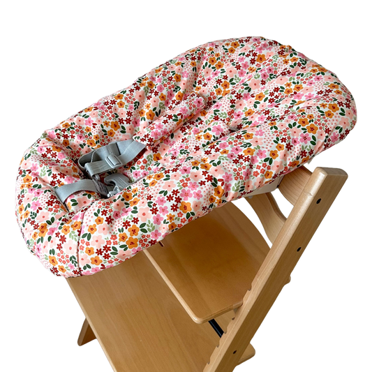 Newborn hoes voor de Stokke Tripp Trapp met bloesemfeest patroon. Zijaanzicht van de hoes op de newbornset.